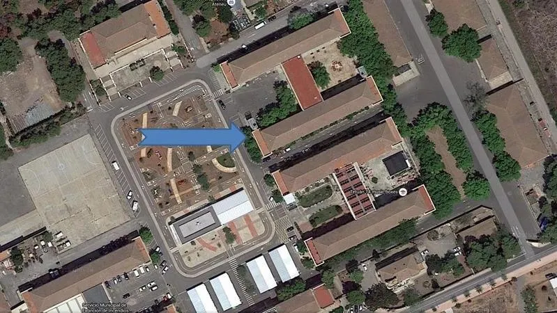 Vista aérea del antiguo cuartel Tetuán XIV con una flecha azul que señala la entrada del Edificio de Asociaciones.